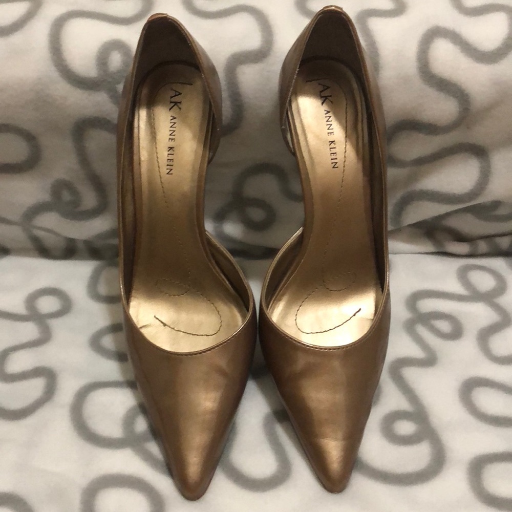Anne Klein Gold pointed shoes